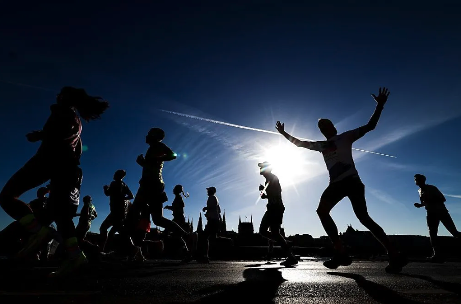Runners take over I-277 for Charlotte’s Around the Crown 10K (105.3 RnB)